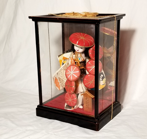 Vintage Japanese Geisha Doll in Wood Glass Display Case Red Silk Hats 1940s 1950 - Picture 6 of 12