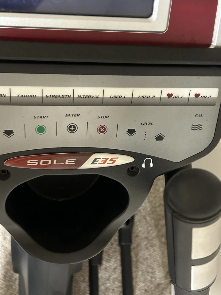 Máquina elíptica Sole E35, con su panel de visualización digital, manillar doble Foto 3 de 4