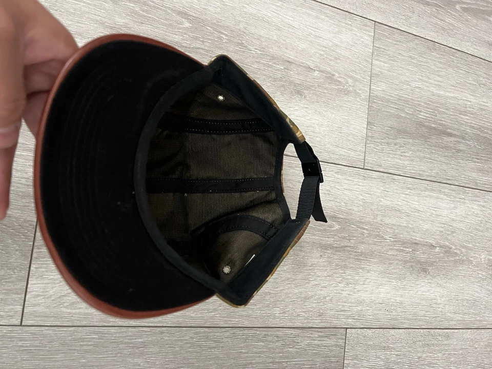 GORRA CAMPAMENTO CUERO CAMUFLAJE PATO SUPREMO floral camellos ikat espiga S/S 2012 Foto 3 de 4