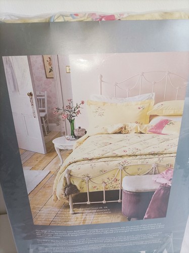 V&A King Duvet Set Springtime Posey, 90" X 86", 2x Pillowcases Primrose NEW - Picture 4 of 5