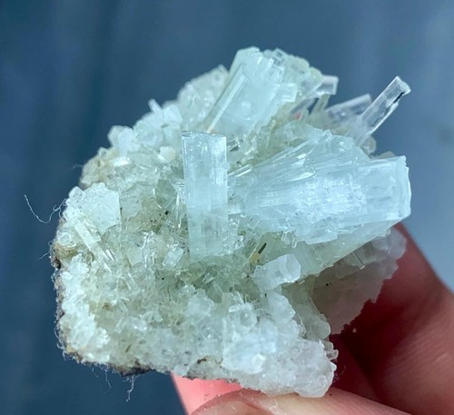 89 Carat Natural Aquamarine Crystal Specimen from Skardu Pakistan – Rare Color - Picture 12 of 12