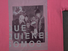 CNCO Que Quienes Somos Latin Boy Band Camiseta Rosa Camiseta Manga Corta Pequeña-Mediana