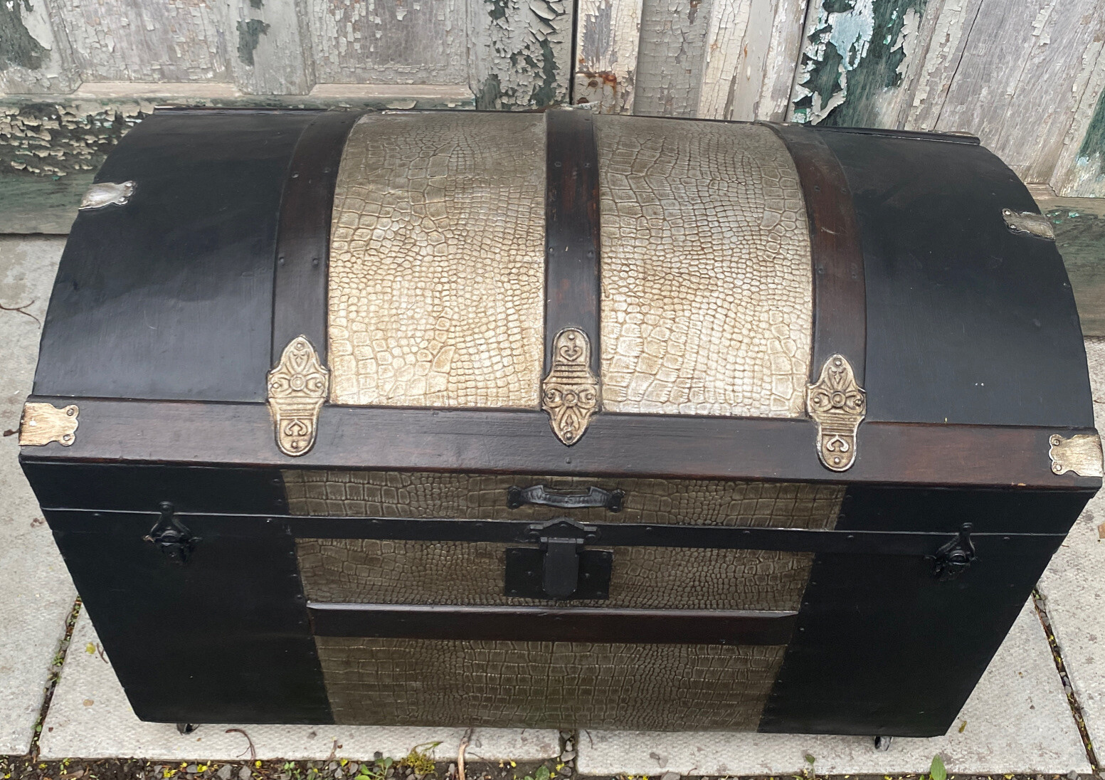 ANTIQUE VICTORIAN DOME TOP STEAMER TRUNK camelback embossed