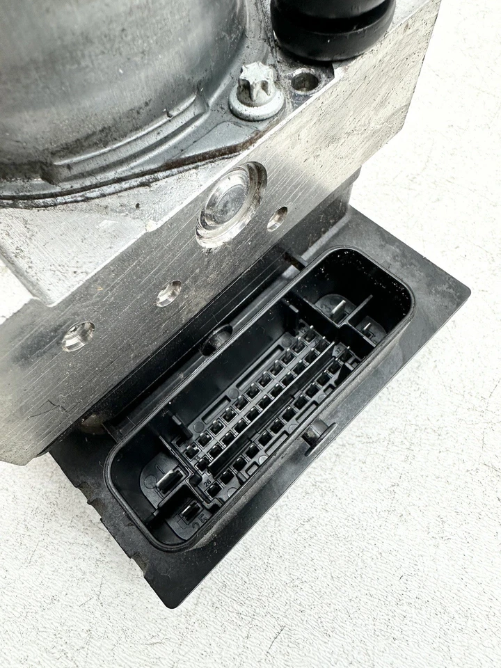 2012 Land Rover LR4 ABS Anti Lock Brake Pump Assembly OEM - Image 2 of 4