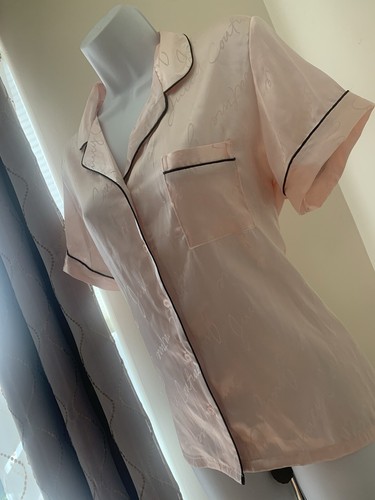 Camisa de pijama de satén con logotipo rosa Juicy Couture grande para mujer JC4834A RSP $58 - Imagen 4 de 13