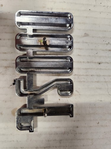 Jeep Gladiator Años 60 J2000 Emblema 968682 Kaiser Insignia Cromo Antiguo De Colección  - Imagen 3 de 6