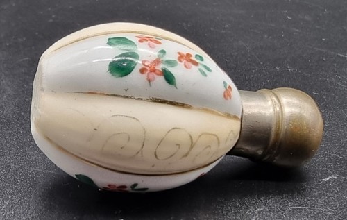 ANTIQUE VICTORIAN PORCELAIN PERFUME BOTTLE FLASK W/H BRASS SCREW TOP AND COLLAR - Picture 8 of 12