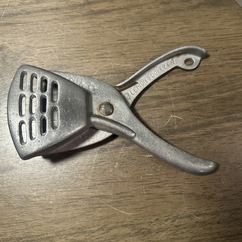 ANTIKE Vintage HEISSE DOSE Hand ZITRONENPRESSE Zitruspresse Limette Küchenwerkzeug