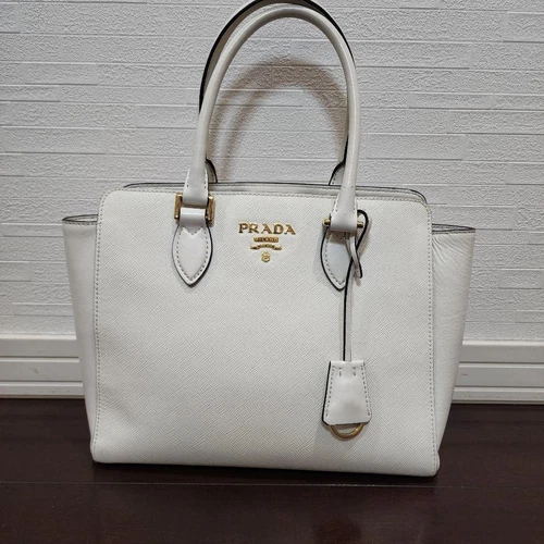Sac à main fourre tout Prada Saffiano cuir blanc créateur mode luxe femme