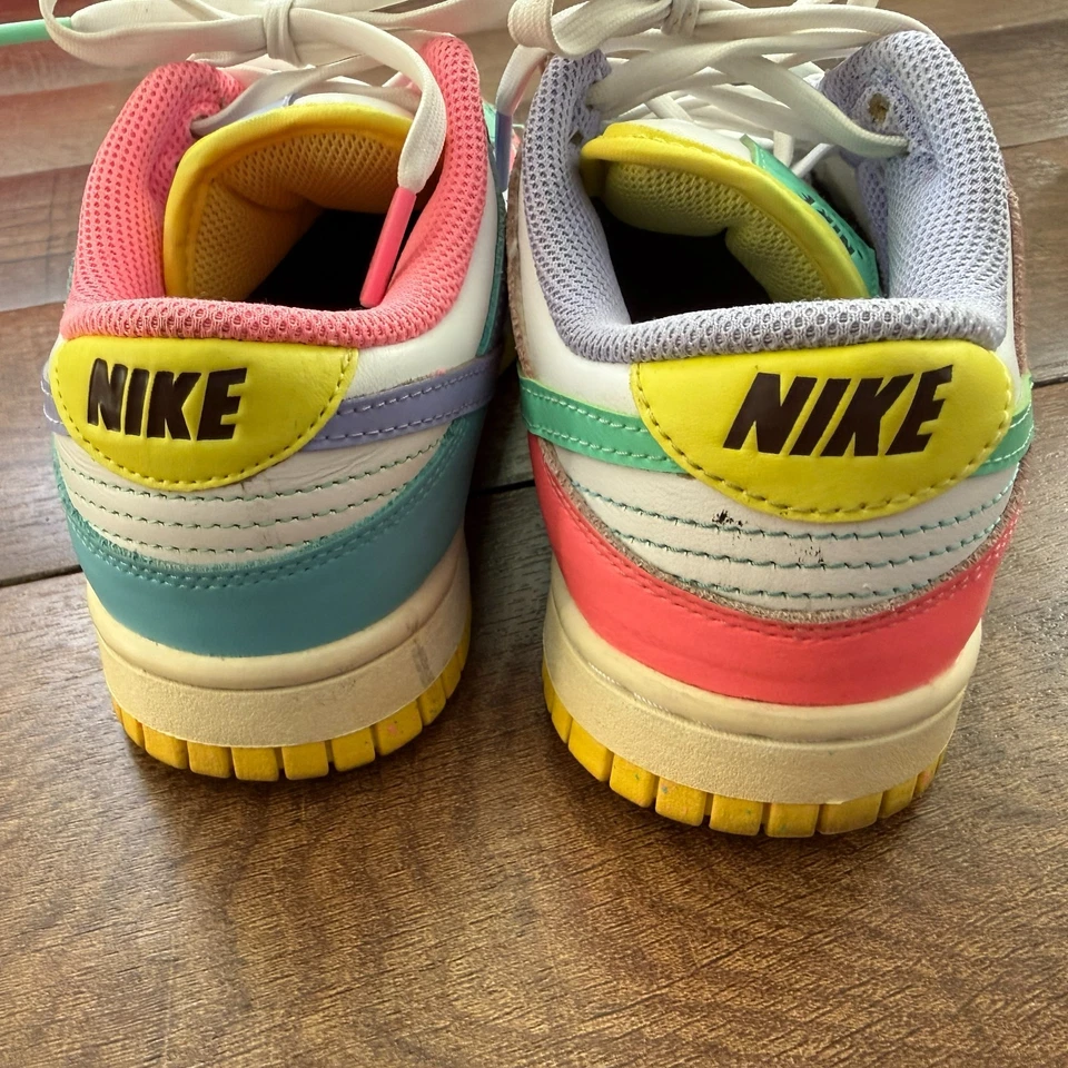 NIKE Mujer Dunk Low SE Mujer Talla 6 Pascua Caramelo Tenis Zapatos DD1872-100 Foto 3 de 4