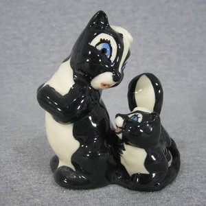 Ceramic Arts Studio Mother & Baby Skunk Salt & Pepper Shaker Figurines