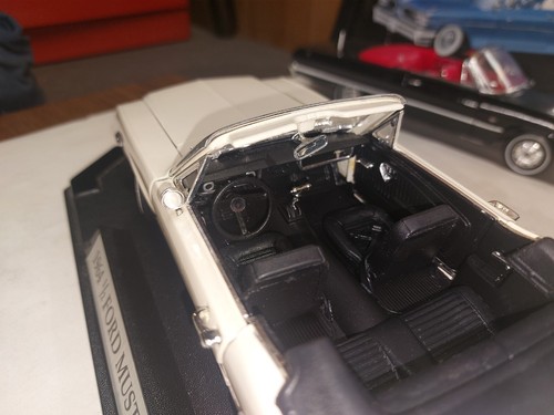 1964 1/2 FORD MUSTANG CONVERTIBLE CREAM 1/18 DIECAST MODEL CAR BY MOTORMAX - Picture 17 of 17