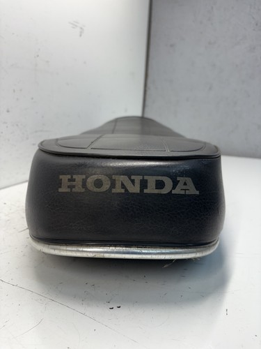 Honda CB500F CB 500 Four Seat / Saddle Assembly (1971) - Picture 4 of 12