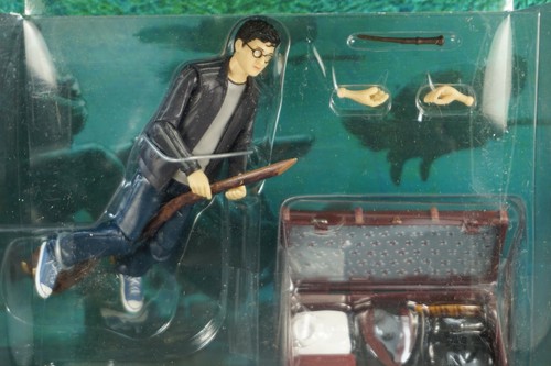 Harry Potter Deluxe mit Besen Actionfigur & Koffer Kofferraum NEU mit Ständer MIB - Bild 3 von 6