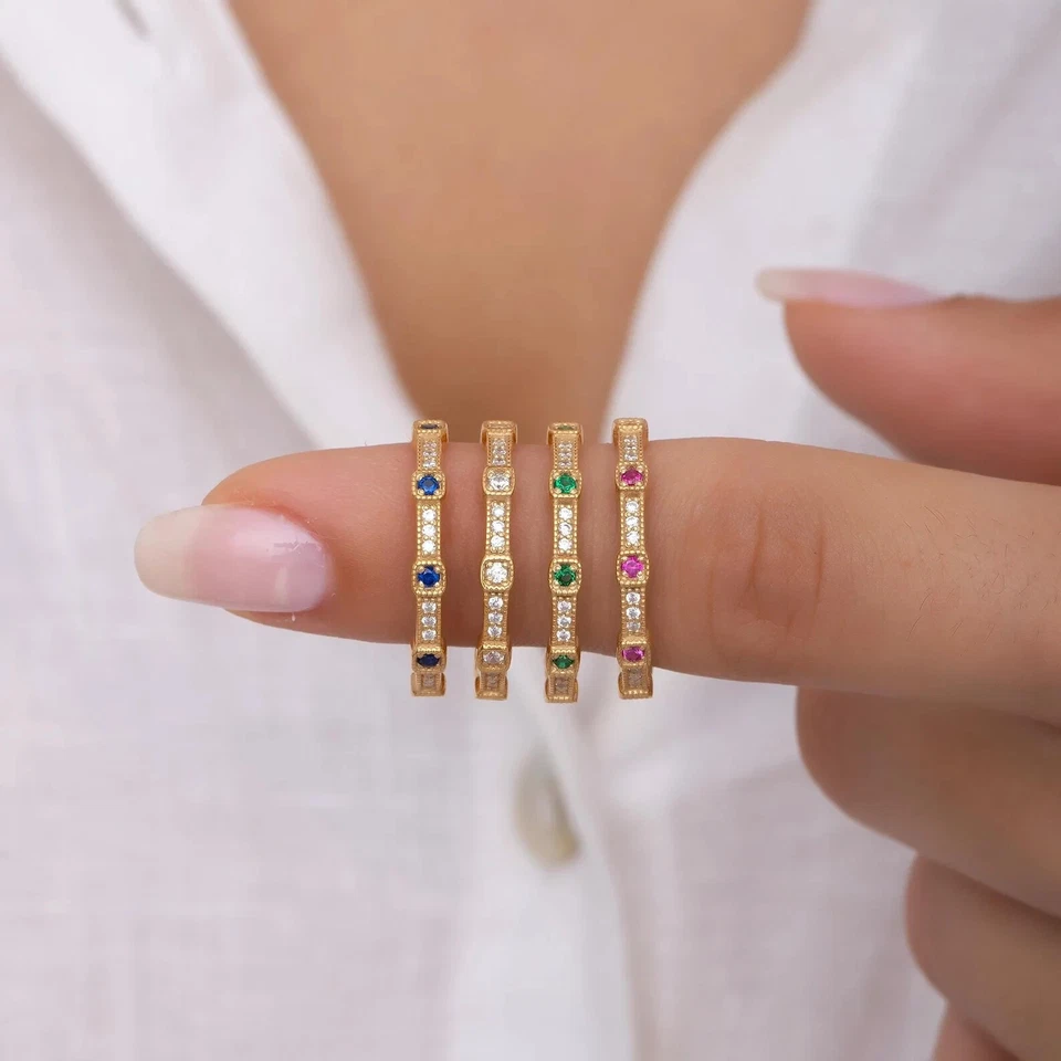 Anillo banda de eternidad de zafiro simulado de corte redondo de 1 quilate enchapado en oro amarillo de 14 k Foto 2 de 4