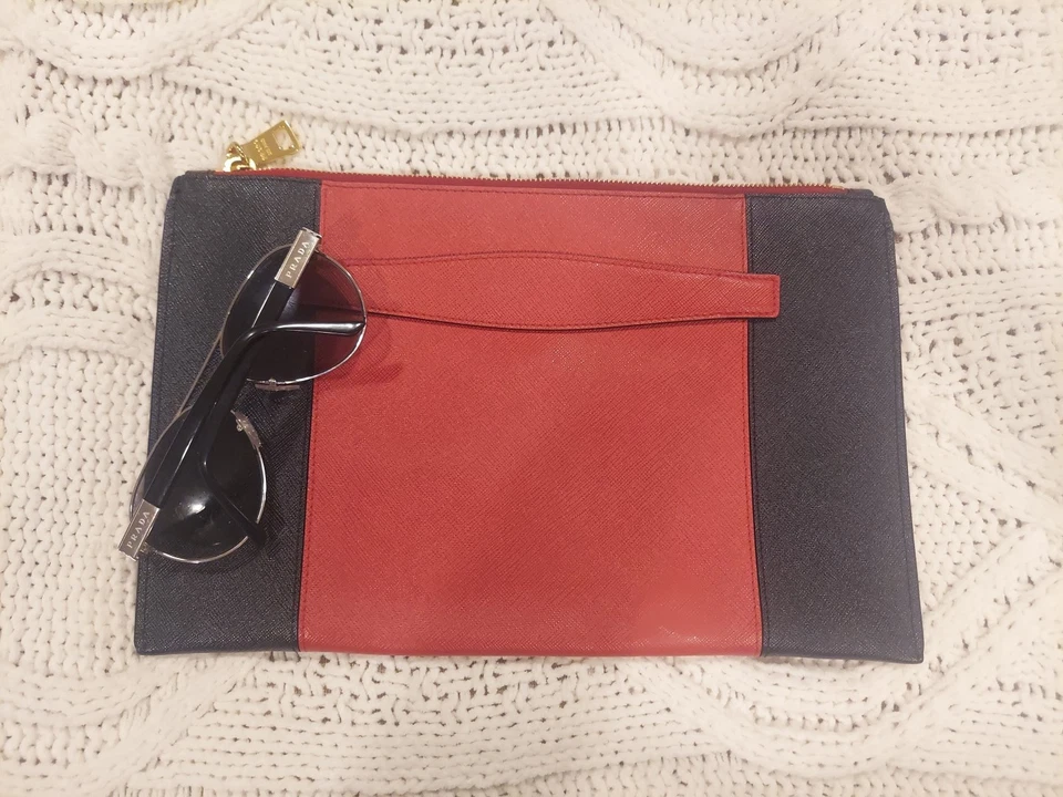 Bolsa PRADA - Várias cores vermelha e preta, com acabamento dourado... - Imagem 2 de 4