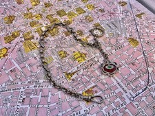 Catena per OROLOGIO TASCA . Metallo argentato . Con medaglione smaltato . 1900 .