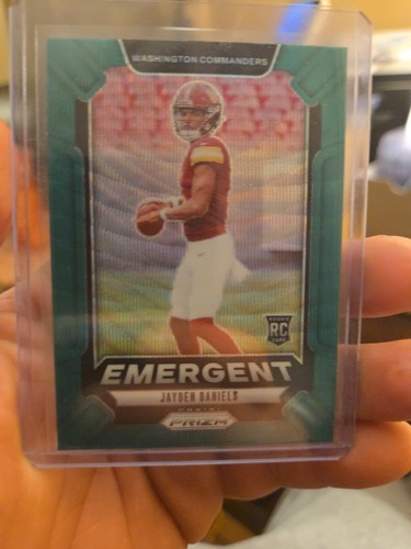 2024 Panini Prizm - Emergent Jayden Daniels #2 Green Wave Prizm (RC) - Bild 1 von 2