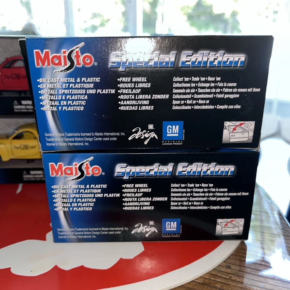 MAISTO 1:25 2001 CHEVROLET SSR CONCEPT * SPECIAL GM Card EDITION Red Or Yellow - Image 3 of 4