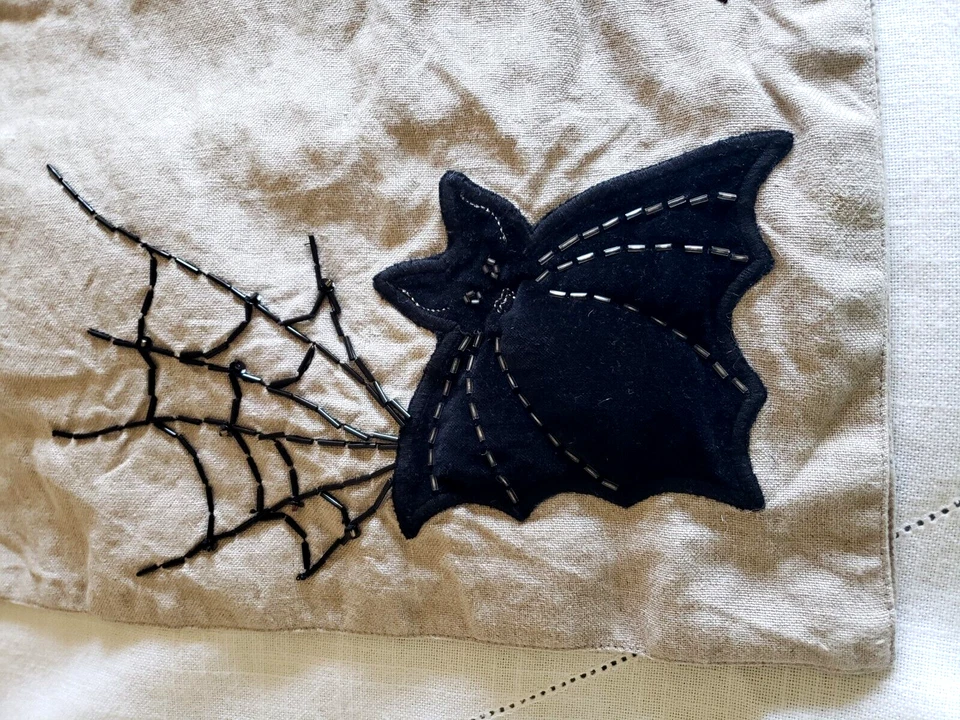 2006 Pottery Barn Halloween Velvet Bats Beaded Webs Linen Table Runner ~16 X 86" - Image 3 of 4