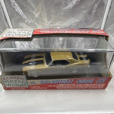 Classic Metal Works 1969 Chevrolet Camaro Z/28 1:24 Diecast Gold/Black Case