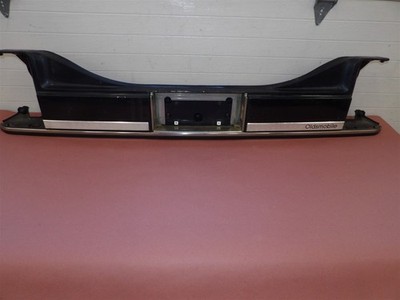 OLDSMOBILE EIGHTY EIGHT 1988-1989 REAR BODY PLATE TAIL LIGHT FINISH PANEL BLUE