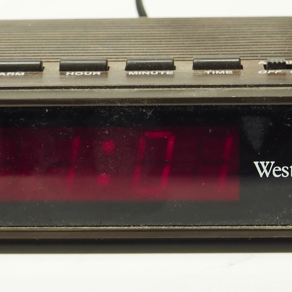 Reloj despertador LED retro de grano de madera Westclox 22690 Foto 2 de 4