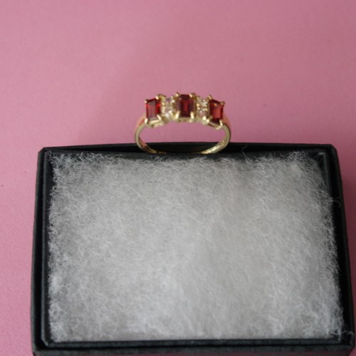 9CT SOLID YELLOW GOLD GARNET AND WHITE TOPAZ RING SIZE O IN GIFT BOX - Picture 8 of 12
