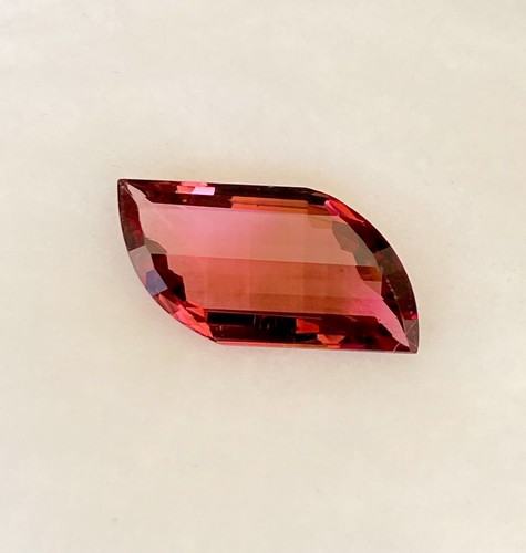 Curvy! 6.30CT Reddish Pink-Color Natural Tourmaline. Special Shape. - Picture 6 of 8