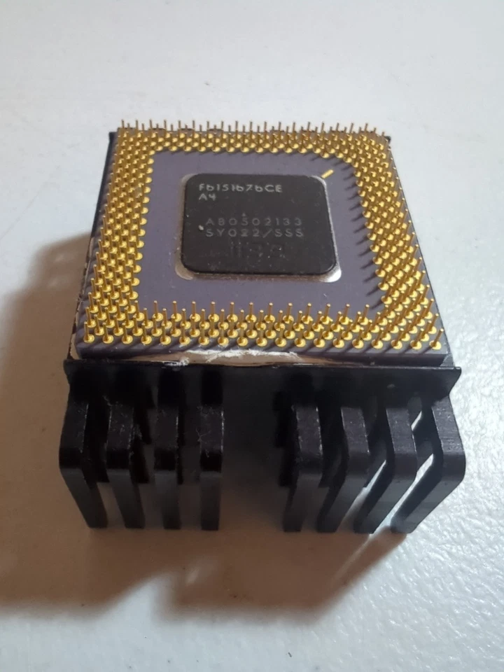Vintage Intel Pentium 133MHz A80502133 CPUs SY022 Ceramic Gold W/Heat Sink  - Image 3 of 4