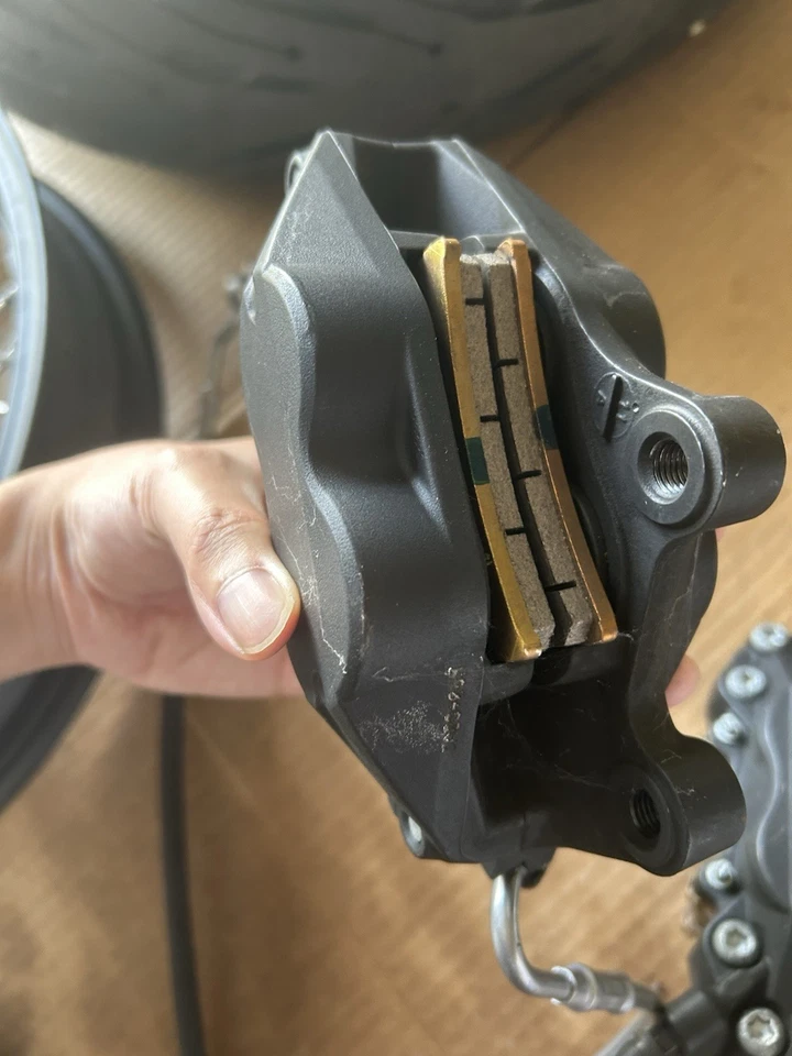 Pinzas de freno delanteras BMW R nine T 2023 con pastillas de freno y línea de freno Foto 3 de 4