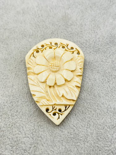 Vintage Made in Japan Carved Floral Dress Fur Clip Ivory Colour 