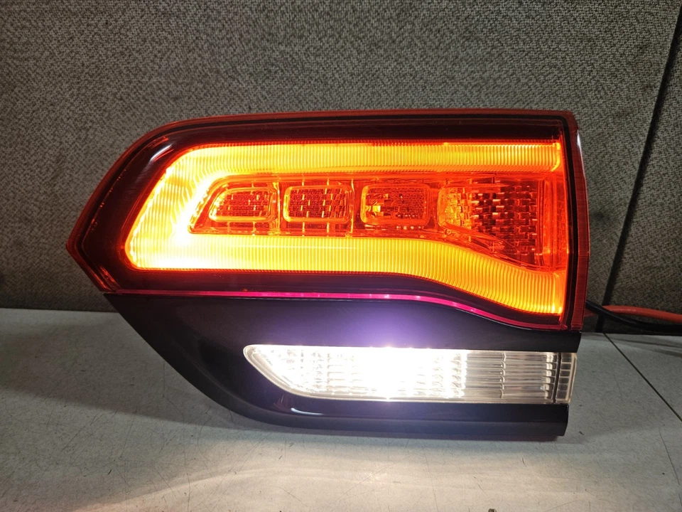 Luz trasera montada en la puerta del conductor izquierdo Jeep Grand Cherokee WK 2014-2022 moldura negra Foto 2 de 4