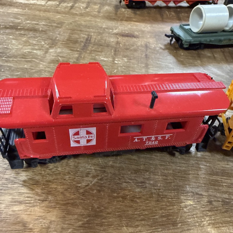 HO Scale Vintage Lot of 12 Train Cars And 2 Engines Assorted Brands ...