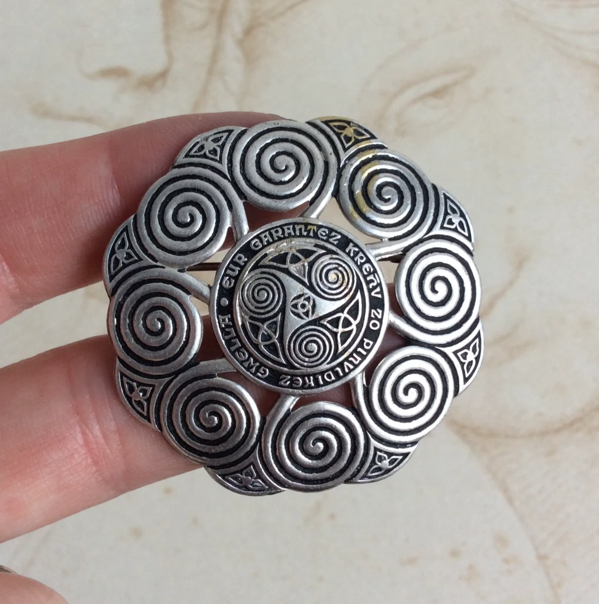 Broche Ancienne Celte Bretonne Signée KELT – Métal Argenté