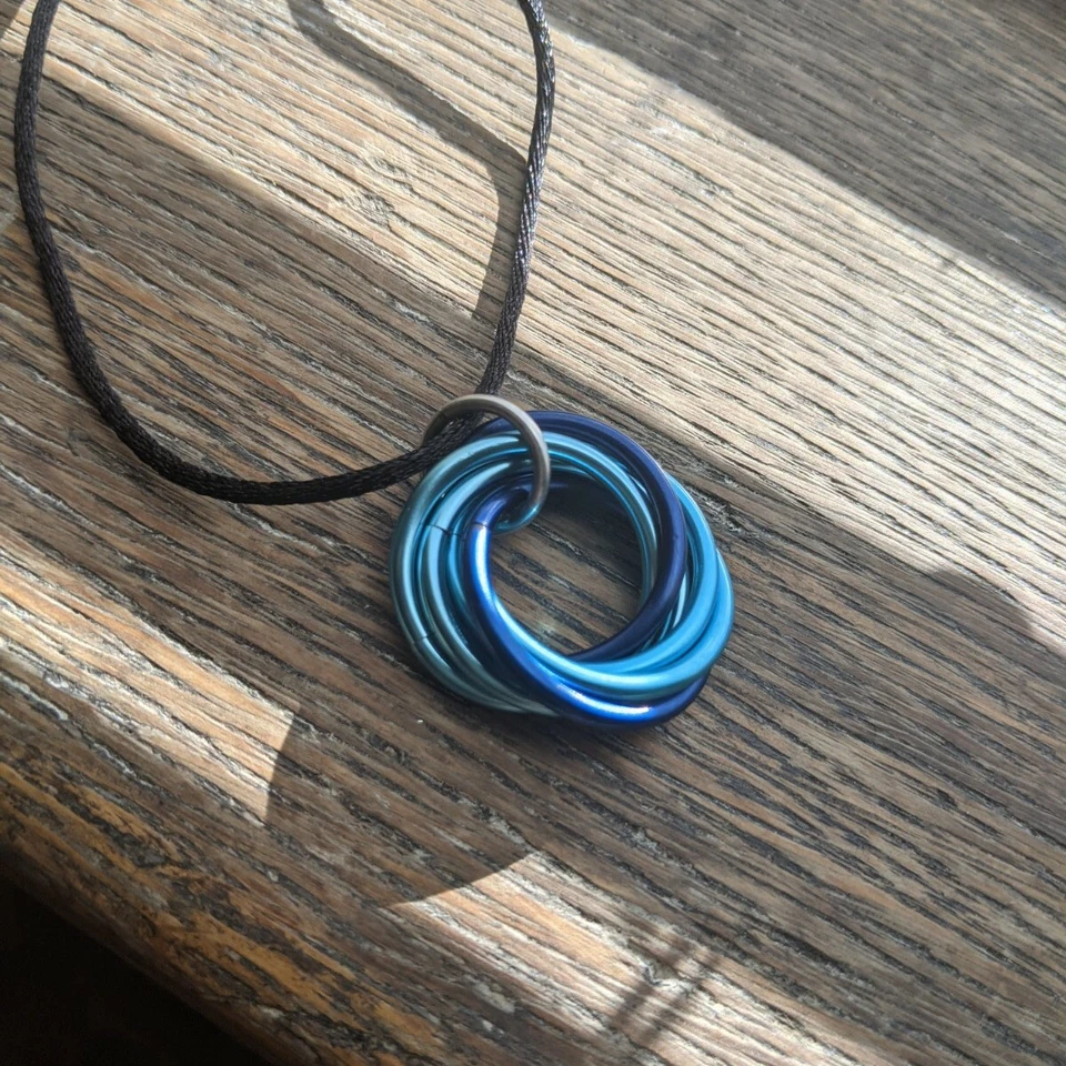Collar Möbii Azul, Colgante (Mediano), Fidget Infinity Loop Forever Spiral Foto 2 de 2