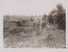 REPRINT OF ORIGINAL WWI PHOTO OF GUNNERS DIGGING IN FIELD