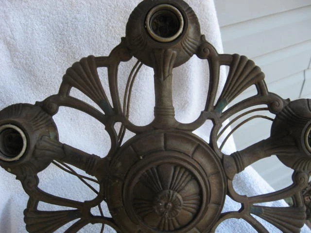 Antiguo Chandlier de hierro fundido-Art Nouveau-5 luz-Necesita acabado-Pesa 5 libras. Foto 2 de 4