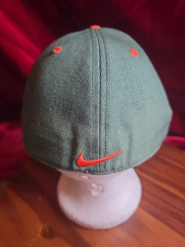 De colección Nike Miami Hurricanes Equipo de Béisbol 7 3/8 Mezcla Ajustada Gorra Gorra Script Foto 4 de 4