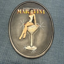 Targa artistica 3D Pinup Lady Razzle Dazzle Martini uomo grotta bar parete deco sexy