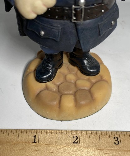 Robert Harrop Doggie People ~ BASSET HOUND GENDARME ~ Statuina cane DP209 - Foto 15 di 15