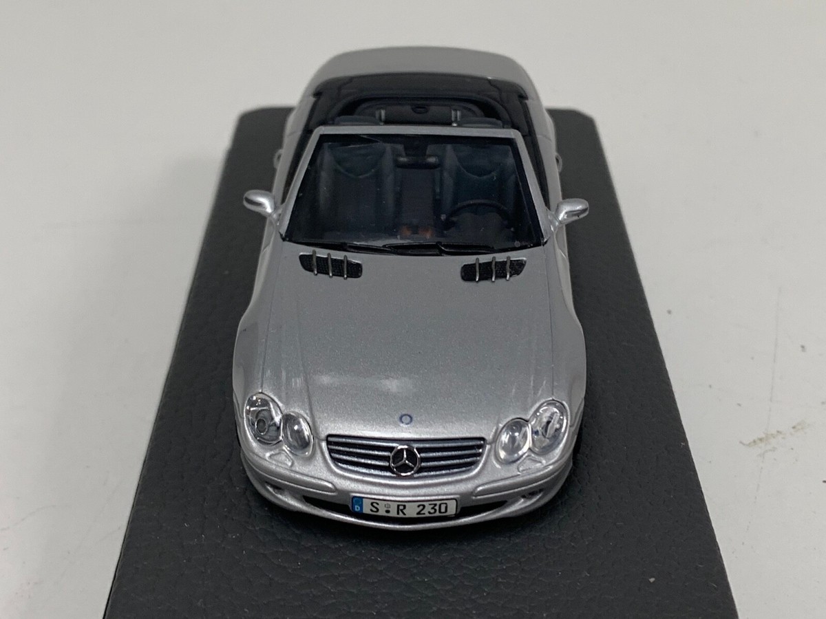 1/43 Minichamps Mercedes SL Class R230 2001 in Silver on Leather