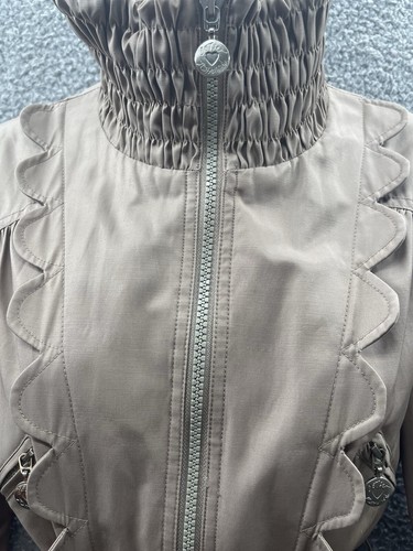 Chaqueta Abrigo de Lluvia Betsey Johnson Pequeña Caqui Cuello con Volantes Bolsillos con Cremallera Atado Trasero - Imagen 22 de 22