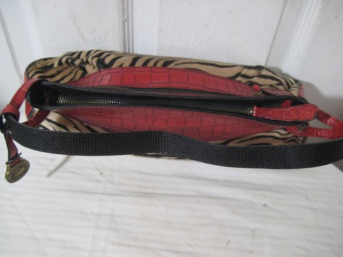 Bolso de hombro de cuero con estampado de cebra de cocodrilo rojo Brahmin Sophie Burchelli. - Imagen 7 de 16