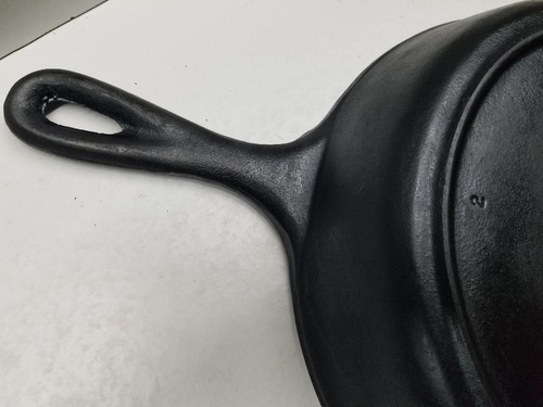 Sartén de chef de hierro fundido Lodge de colección 10" anillo térmico de 3 muescas 2 caños EE. UU. D47SK ¡PLANA! - Imagen 5 de 7