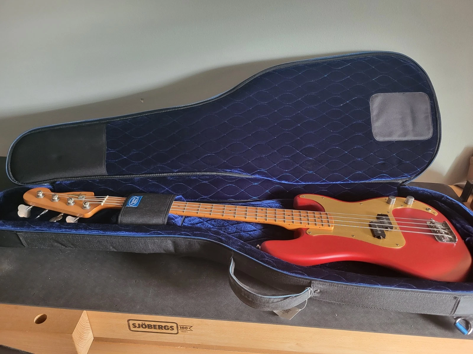 Squier 40th Anniversary Vintage Edition P-Bass w/ Reunion Blues Continental Bag image 1
