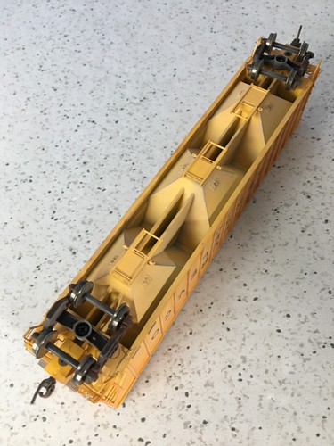 Arthur Farmers Elevator AFEX-109 54' FMC Cov. Hopper weathered Athearn HO 73820 - Picture 7 of 13