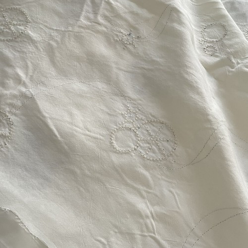 Pieza de tela satinada bordada con estabilizador blanco roto/azul 48 pulgadas x 58 pulgadas bebé, cama - Imagen 6 de 8