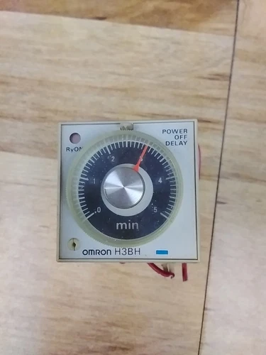 OMRON H3BH-8 0-5MIN Timer W/Base
