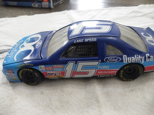 Revell #8762 15 Lake Speed Ford QC Thunderbird 1/24 Scale Diecast - Picture 3 of 4